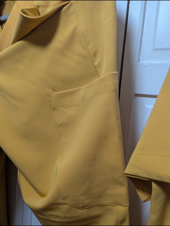 Mandala Men’s Mustard Yellow Scrub Top - V-Neck Pocket - Picture 6 of 7